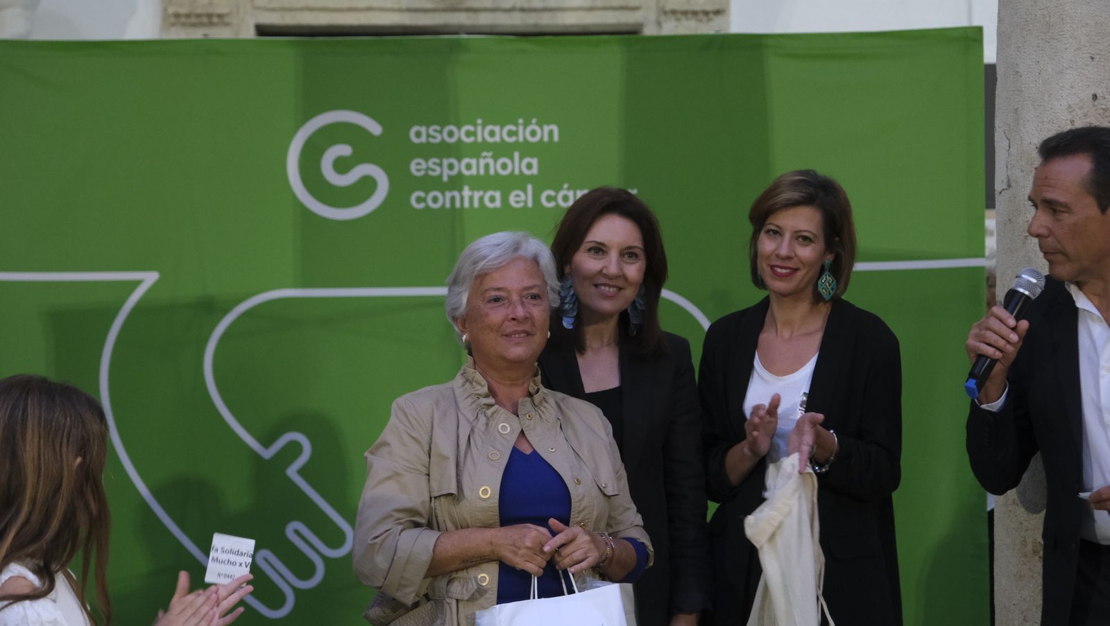 Imágenes del desfile benéfico contra el cáncer, en la Escuela de Artes de Almería