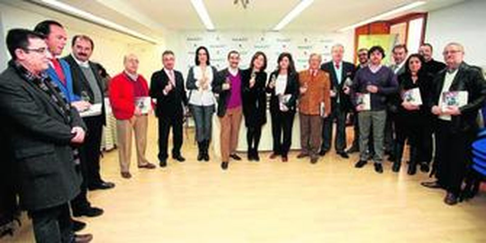 Elenco, patrocinadores y organizadores durante la presentación del libreto, ayer, en el espacio cultural de Diario de Jerez, 'ArteaDiario'.