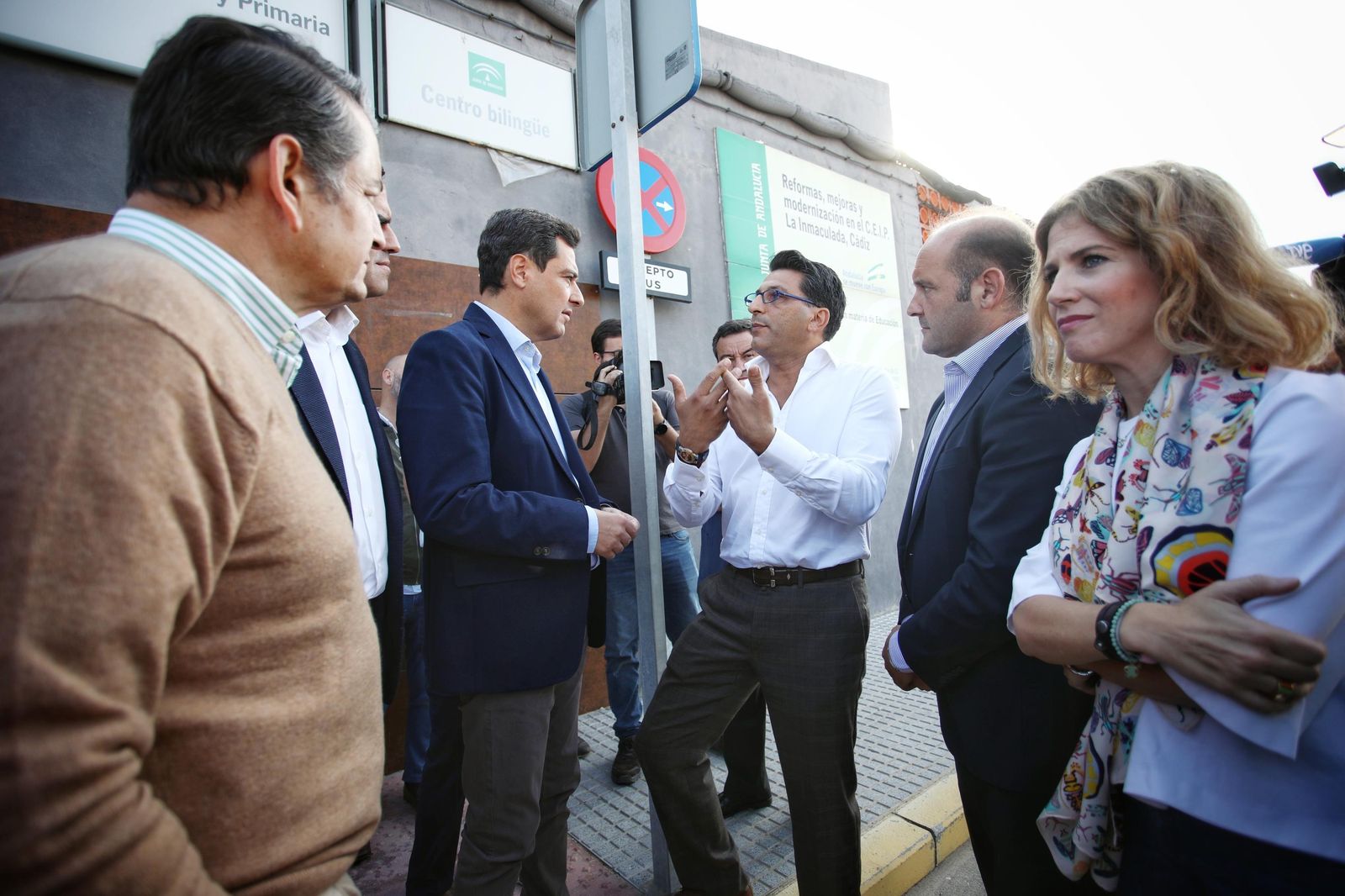 Moreno Bonilla conversa con el padre del menor con autismo a las puertas del colegio.