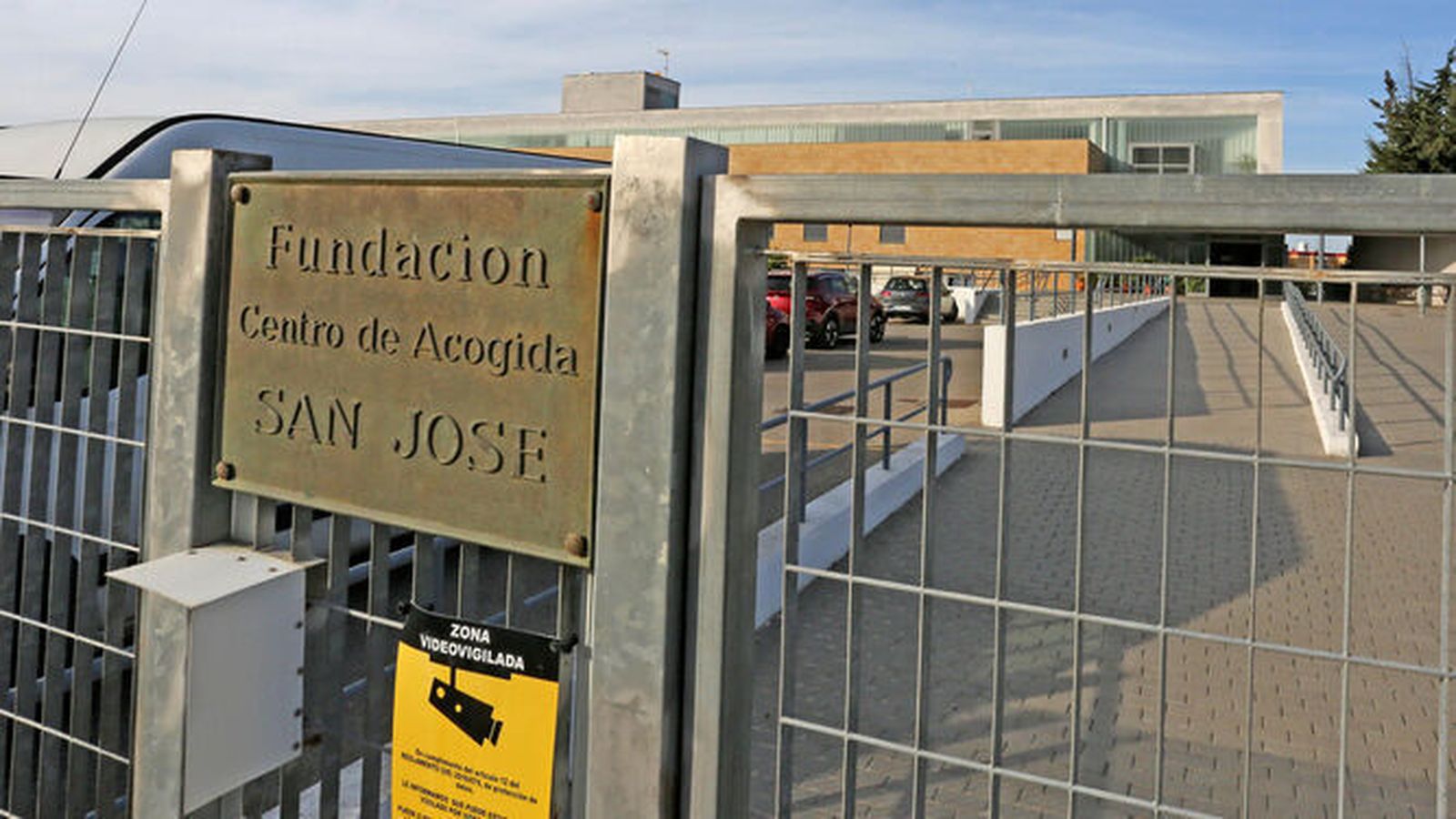 Valla exterior del Centro de Acogida San José.