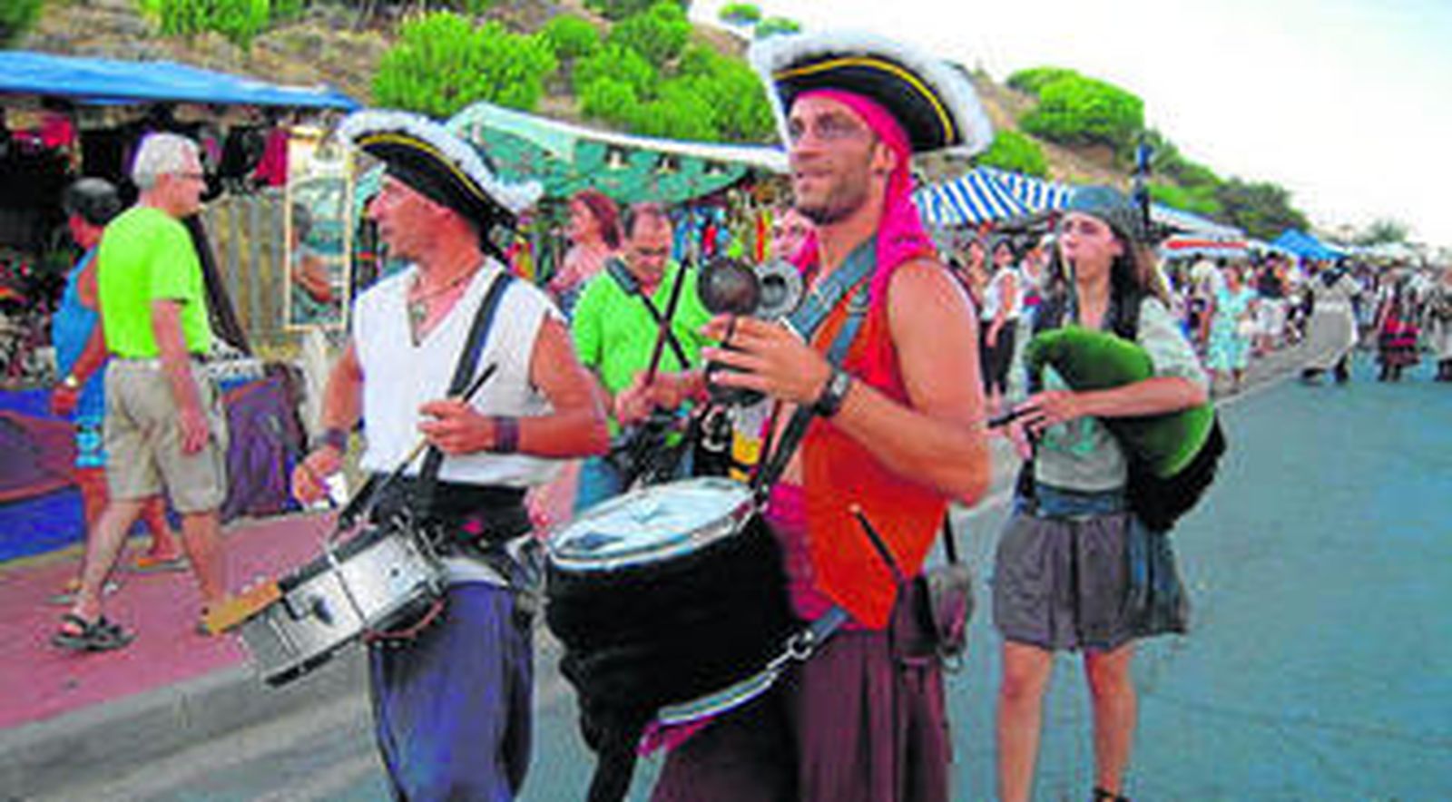 Bucaneros amenizando con música el mercadillo.