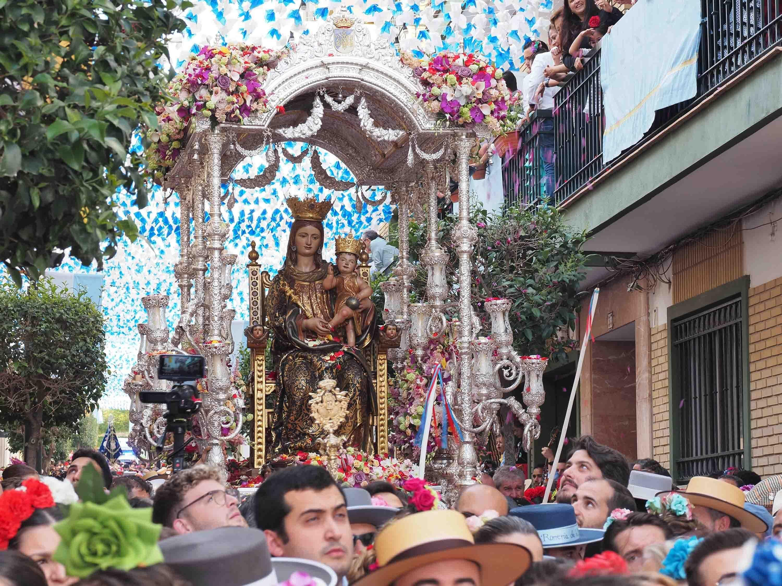 Las imágenes de la procesión de la Virgen de la Bella por las calles de Lepe en 2022