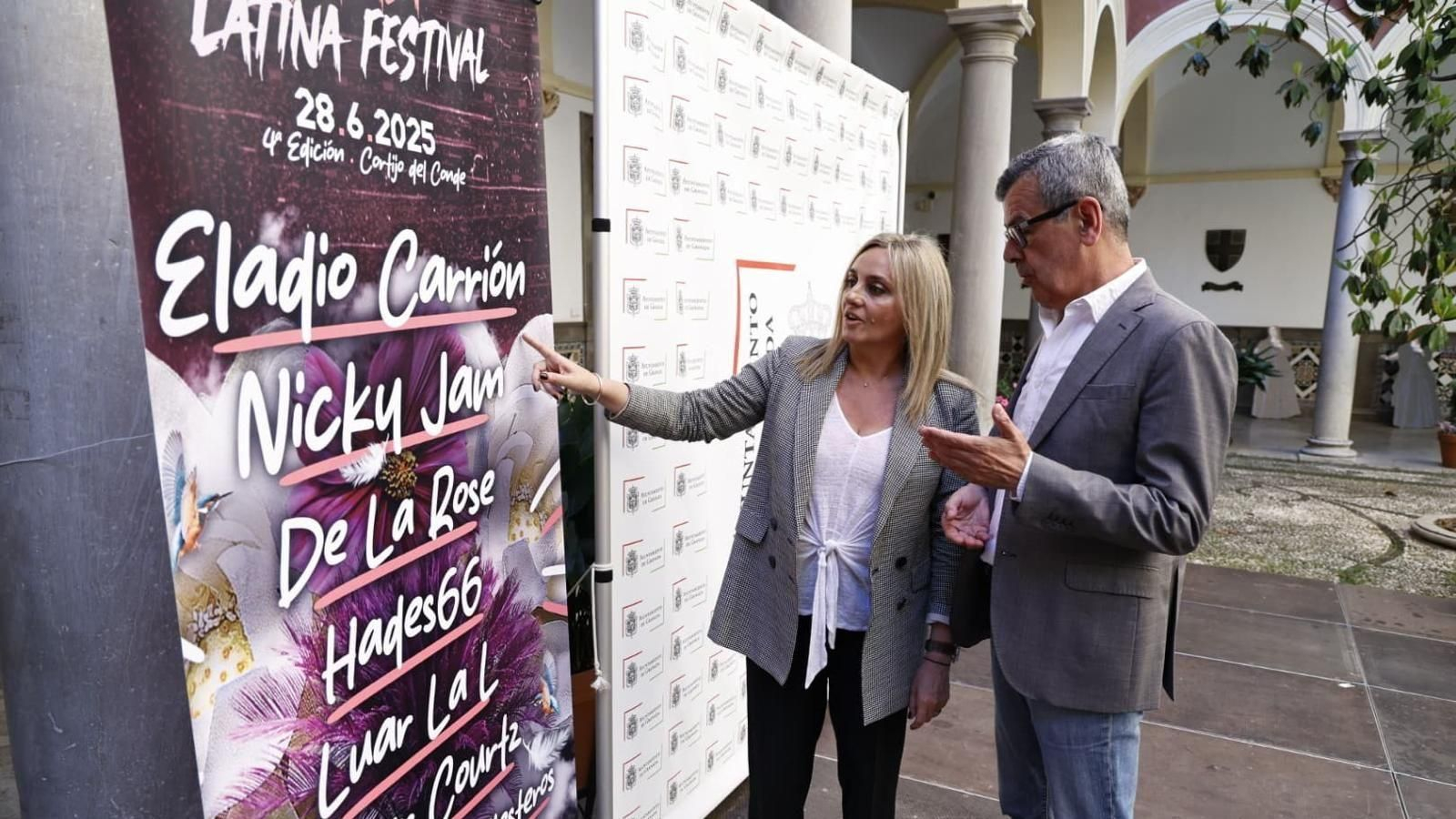 La alcaldesa de Granada, Marifrán Carazo, y el concejal de Cultura, Juan Ramón Ferreira, observan el cartel del Granada Latina 2025