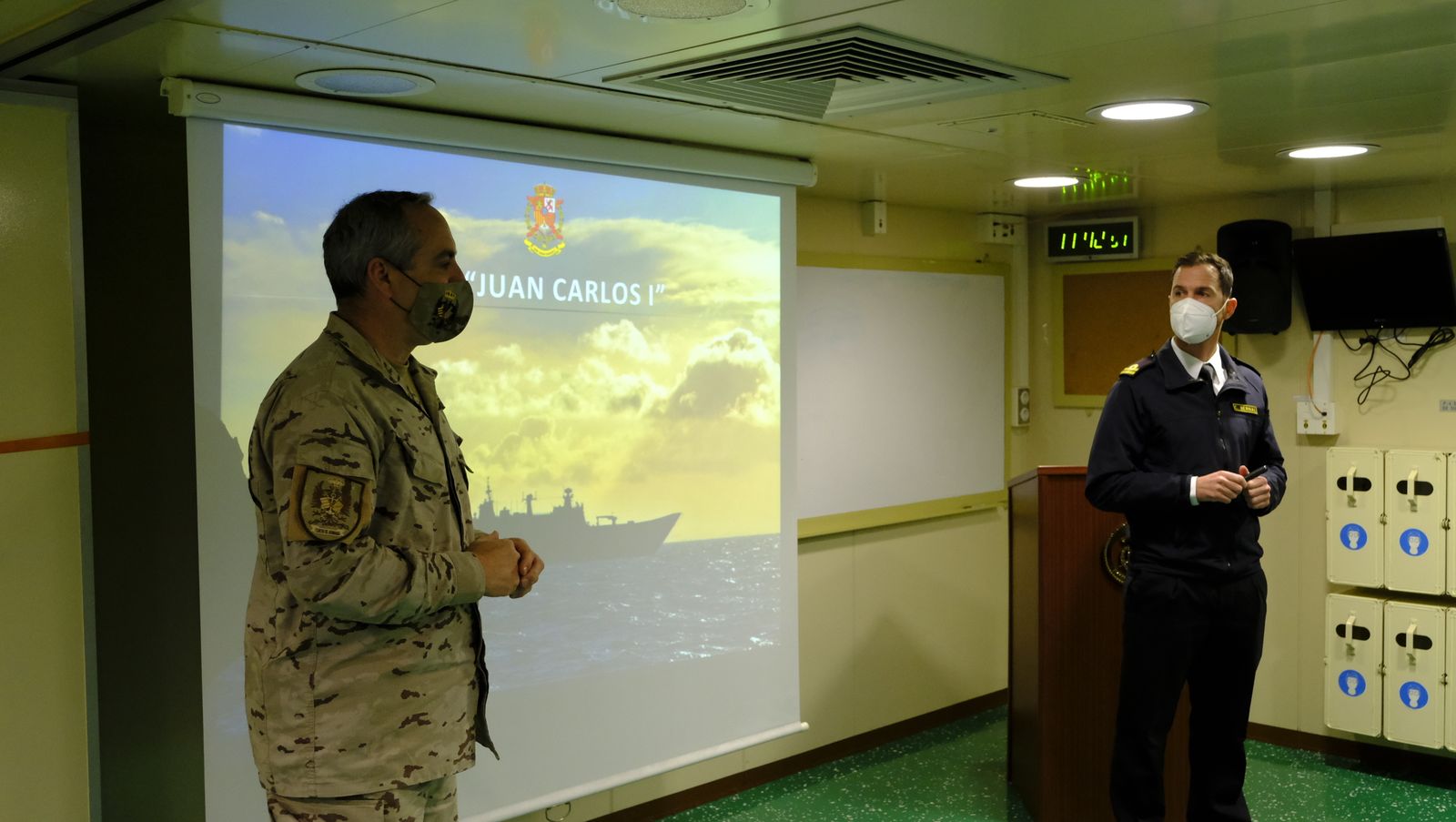 Fotogalería de la visita al portaaviones Juan Carlos I. Puerto de Almería.