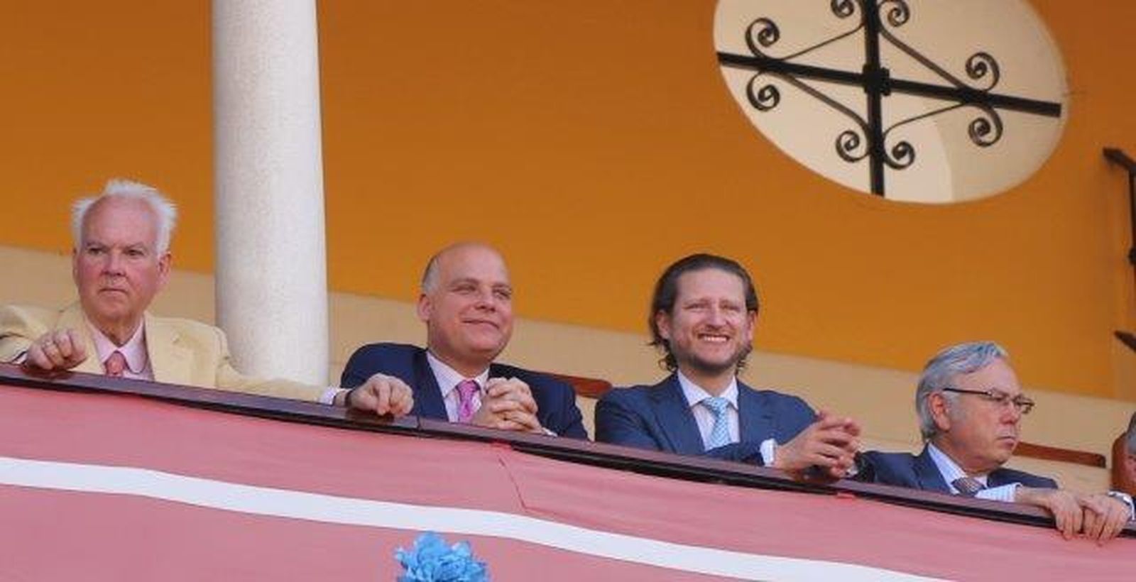 Los famosos y autoridades en la corrida de rejones de la Feria de Abril.