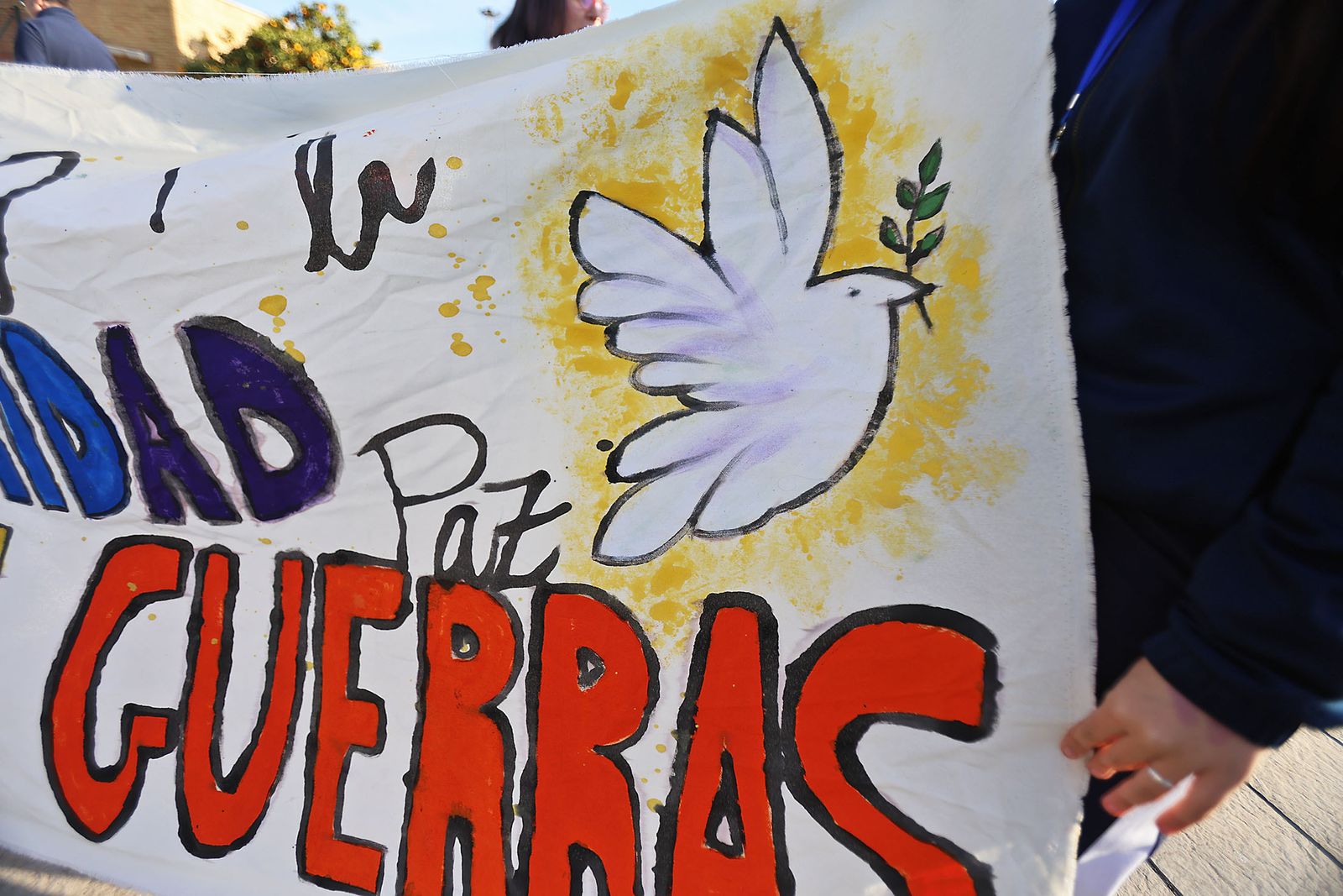 Imágenes del acto del Día a la No Violencia y la Paz del Colegio La Hispanidad