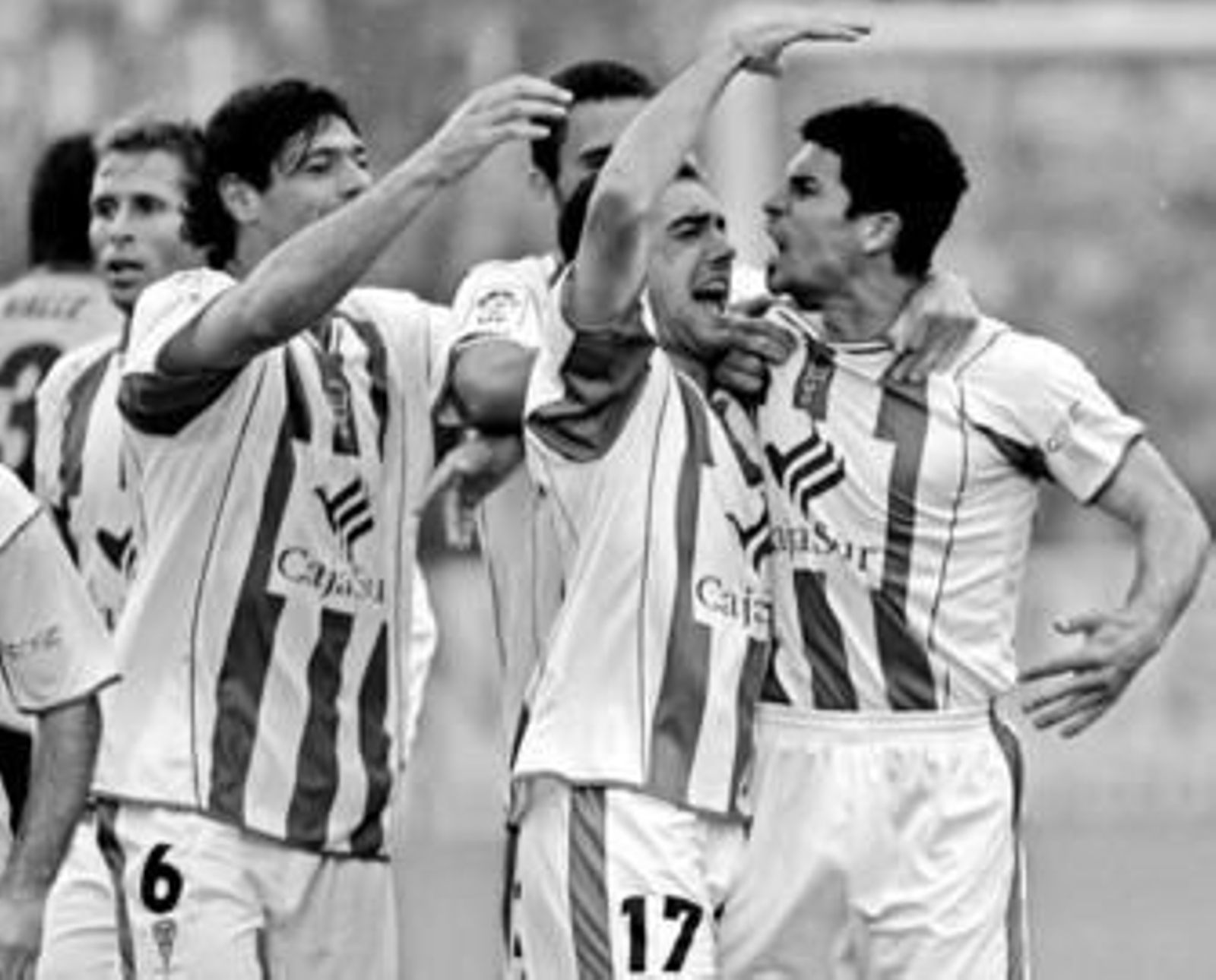 Guzmán felicita a Rubén tras marcar el gol de la victoria ante el Xerez en presencia de Pierini, Arthuro y Antonio.