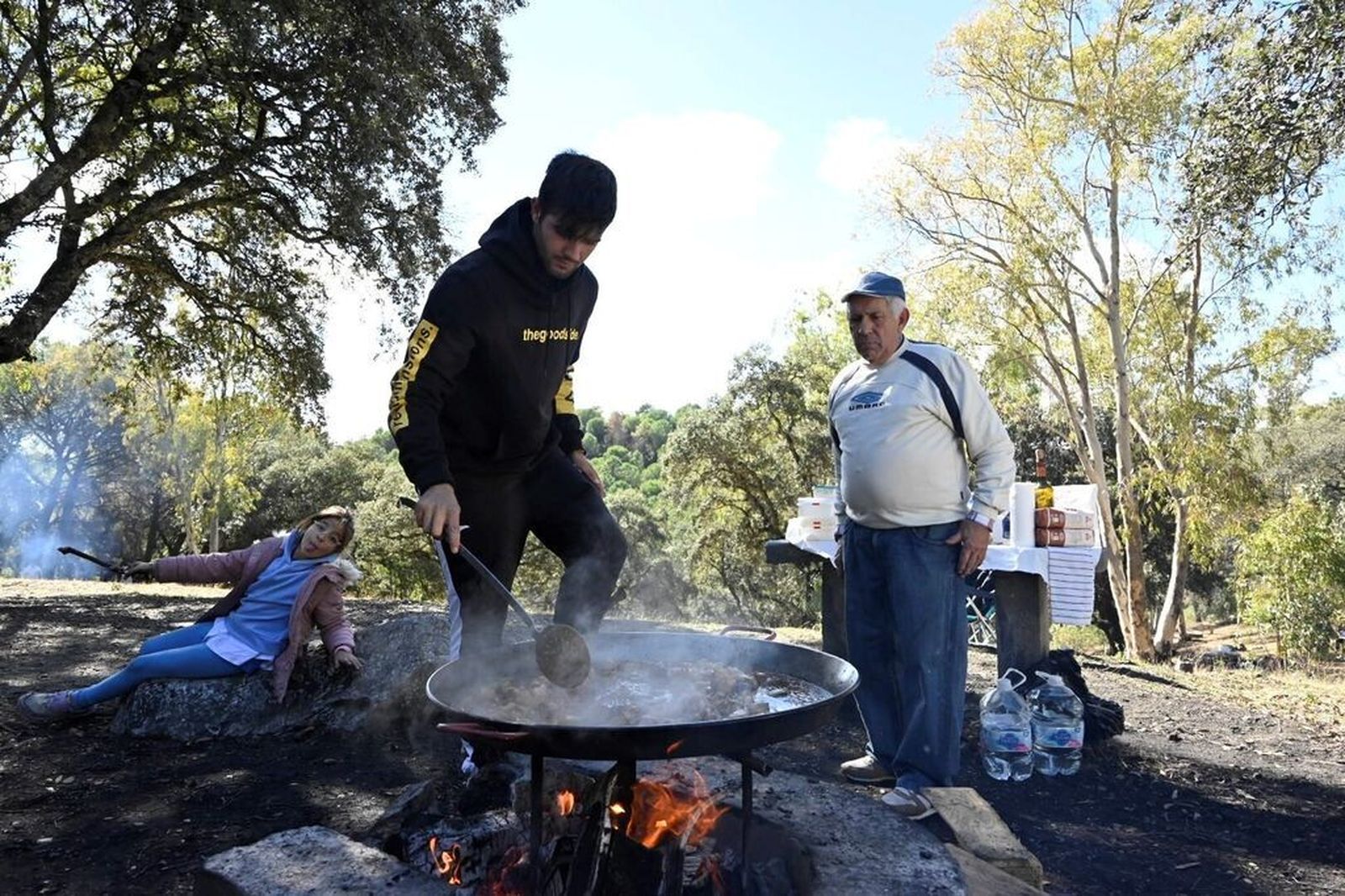 Una familia prepara un perol.