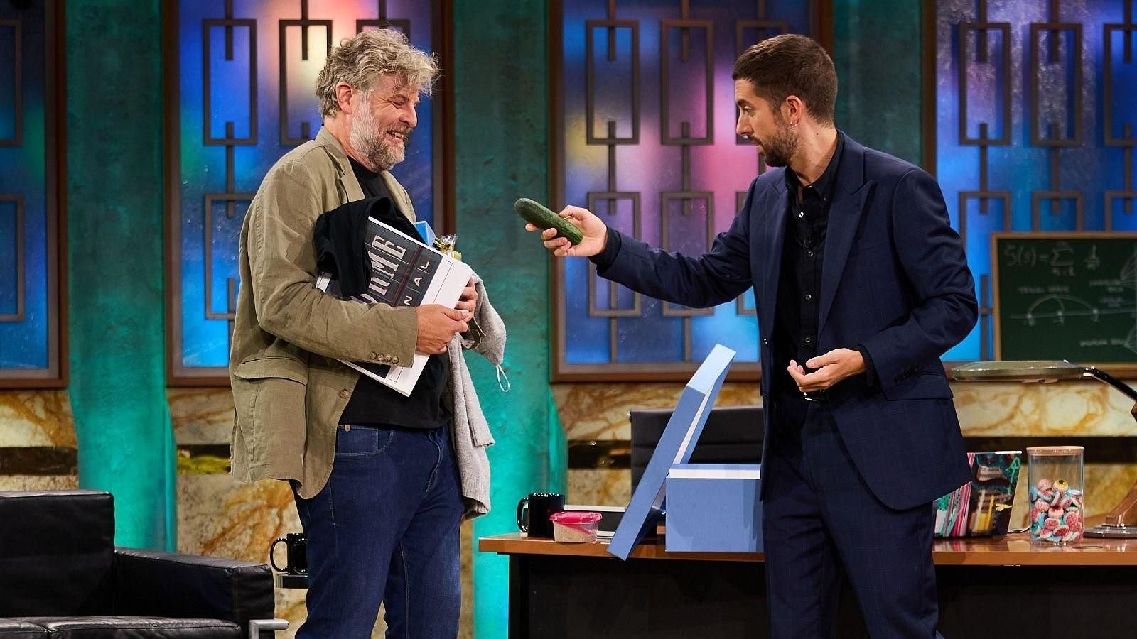 David Broncano le entrega el pepino de Beatriz Pérez Aranda a Raúl Cimas