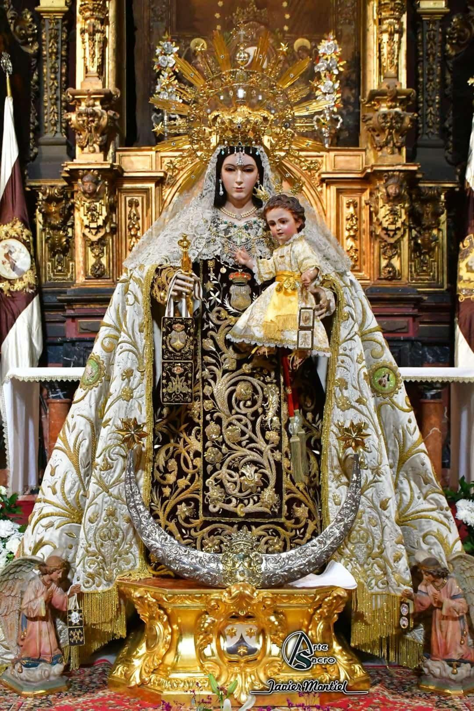 En besamanos, la Virgen del Carmen del Buen Suceso