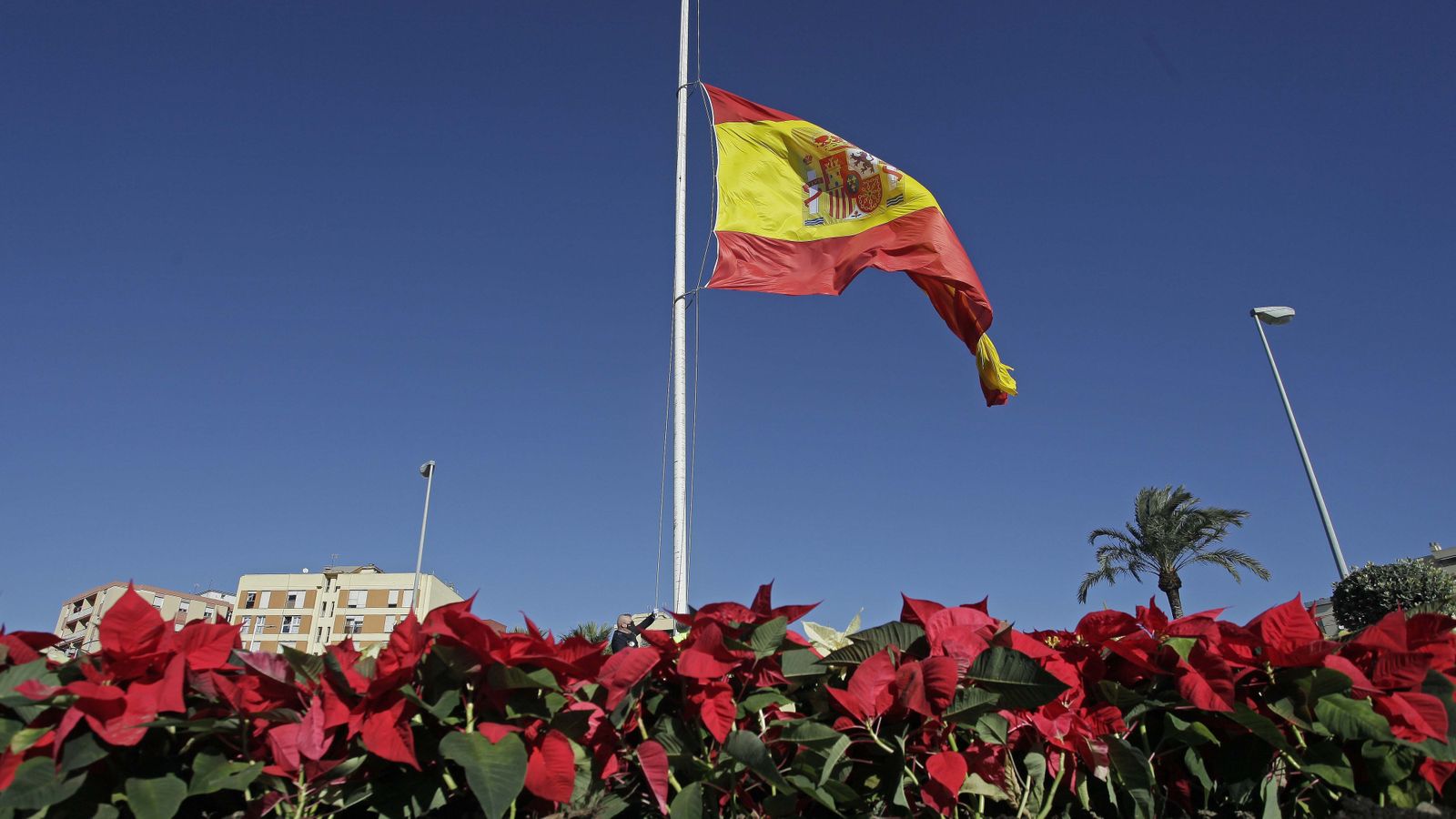 Izada de la bandera de España con motivo de la celebración del Día de la Constitución en La Línea