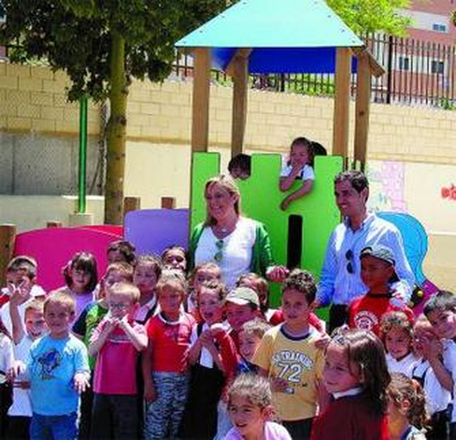 La concejal inauguró ayer el parque infantil.