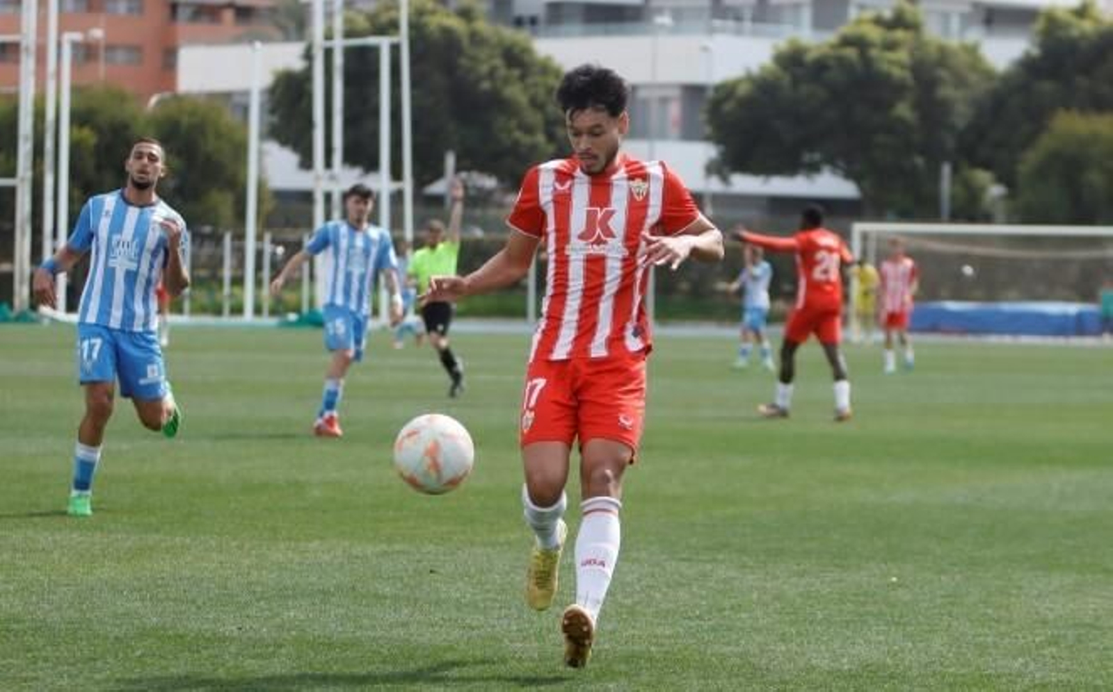 Rafa Núñez trata de controlar el balón durante el duelo contra el Atlético Malagueño.