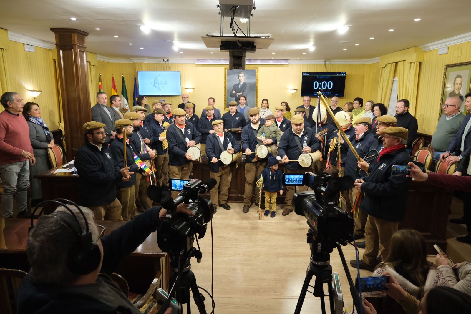 Los Mochileros de Gaena, durante su actuación en el Pleno.