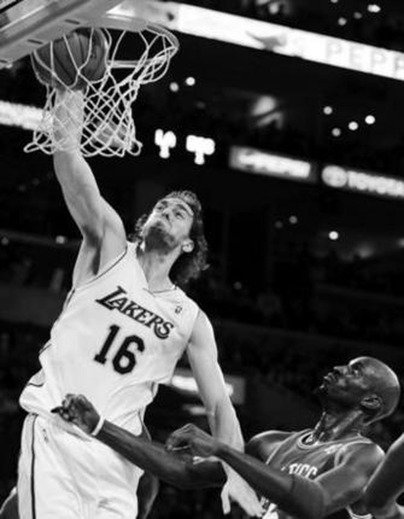 Pau Gasol hace un mate delante de Kevin Garnett.