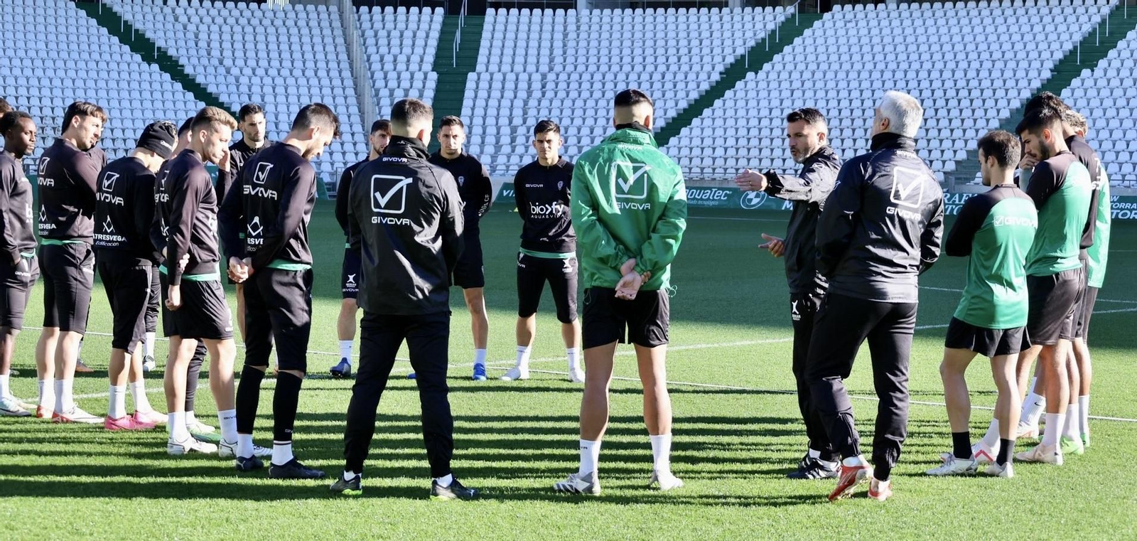 Iván Ania da órdenes a sus jugadores durante la sesión de este jueves.