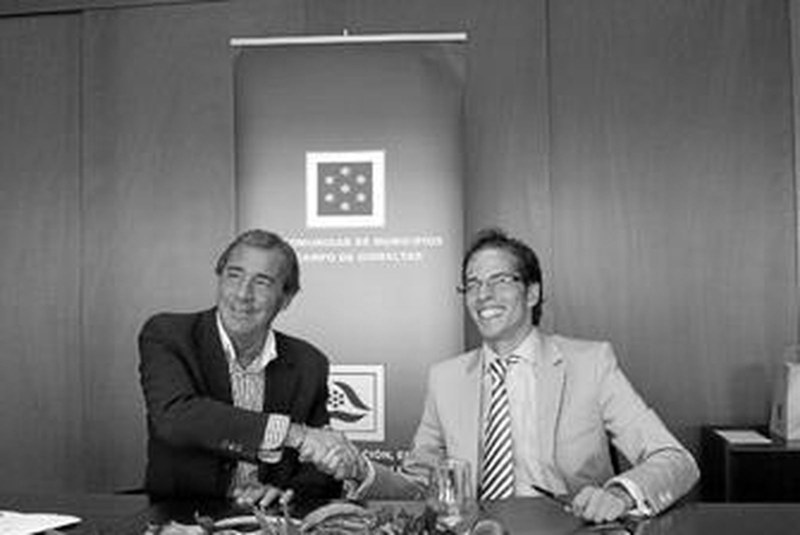 Manuel Caeiro y Luis Almazán, jefe de Recursos Humanos de Carrefour, ayer en la Mancomunidad.