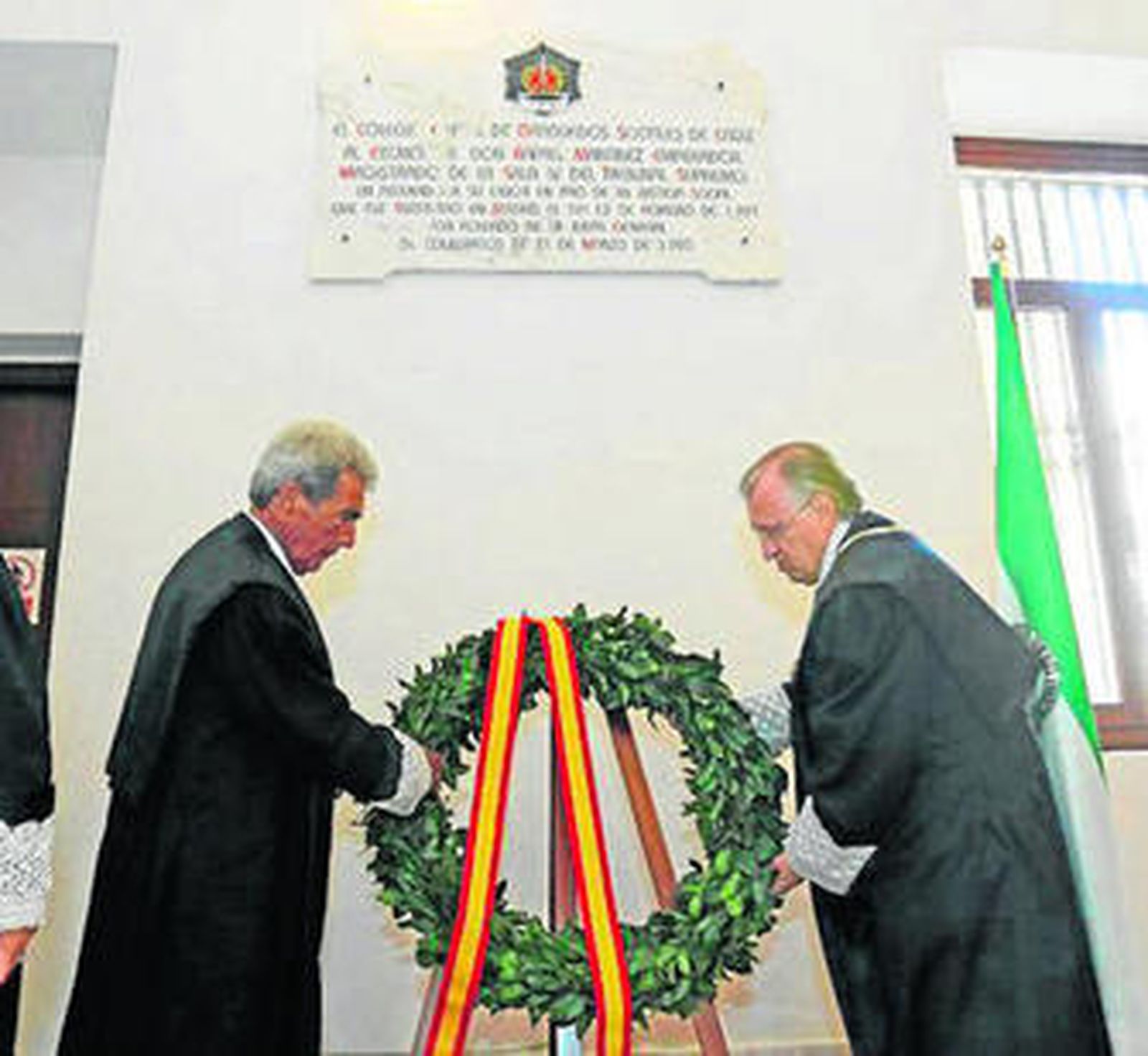 Colocación de la corona de laurel bajo la lápida de Martínez Emperador.