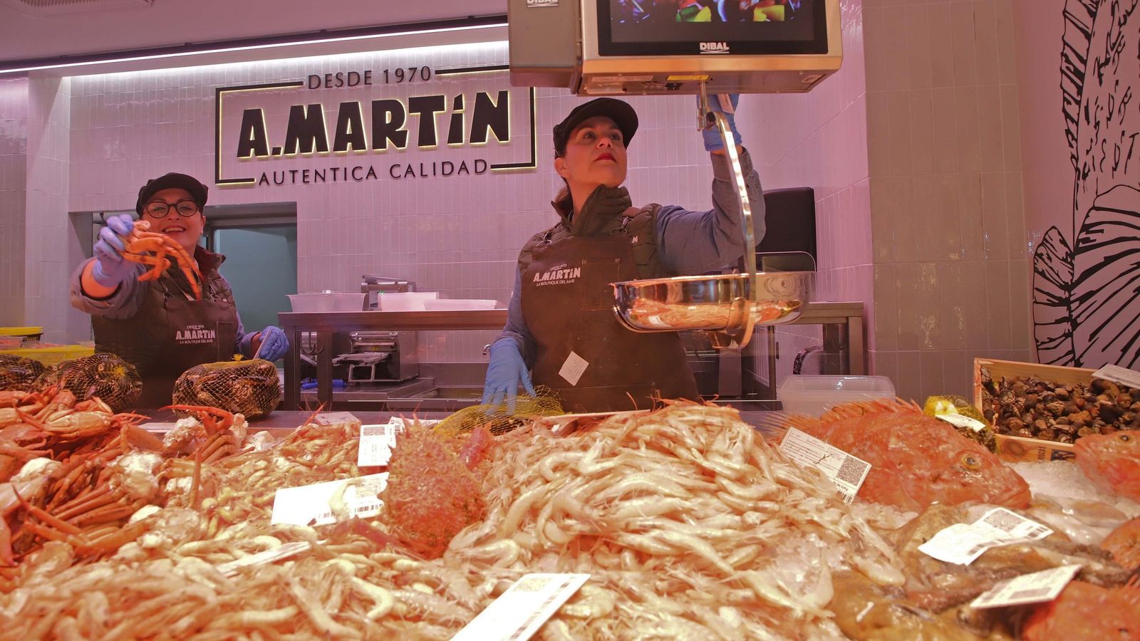 Gamba blanca, langostinos y cigalas se amontonan en el mostrador mientras los clientes apuran sus compras para la cena del 24.