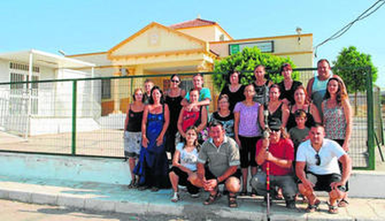 El lunes se concentrarán en el colegio para evitar que los trabajadores dividan un aula más que permita encajar a los niños de tres años.