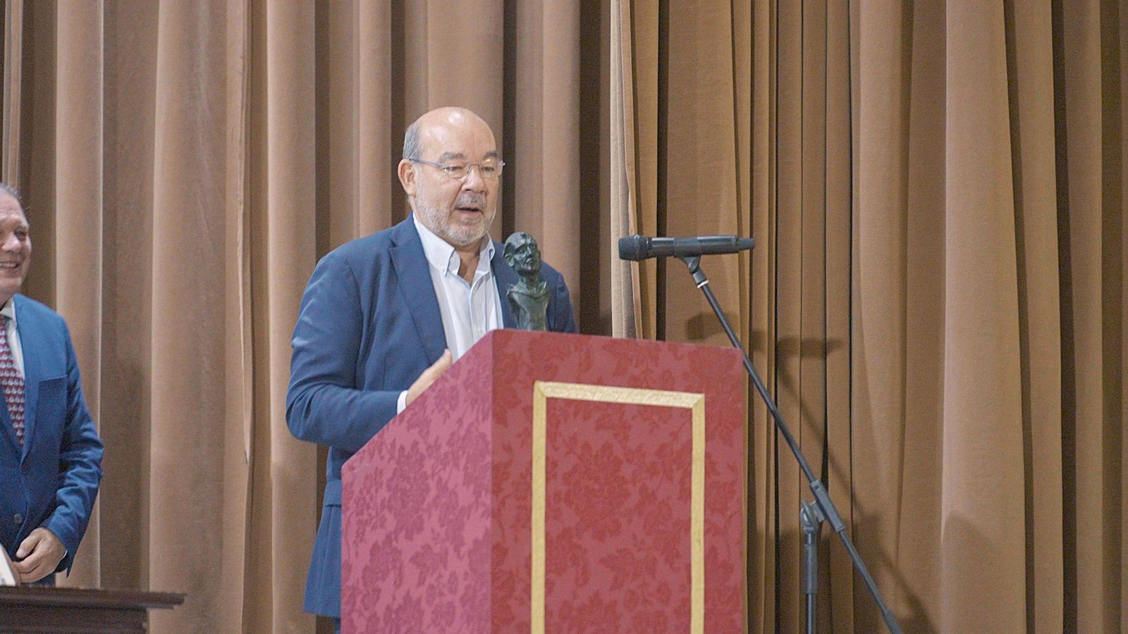 El periodista Ángel Expósito, director de La Linterna de la COPE, durante la clausura del certamen literario San Juan de la Cruz, en San Fernando