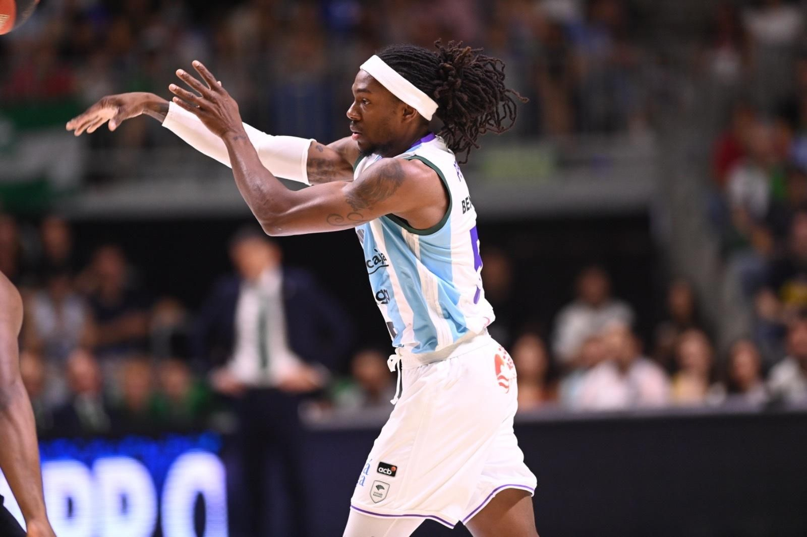La camiseta blanquiazul del Unicaja convoca a la plana mayor del Málaga al Carpena La camiseta blanquiazul del Unicaja convoca a la plana mayor del Málaga al Carpena
