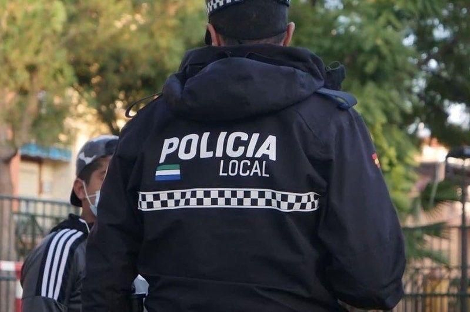 Un agente de la Policía Local de Mijas en una fotografía de archivo. Un agente de la Policía Local de Mijas en una fotografía de archivo.