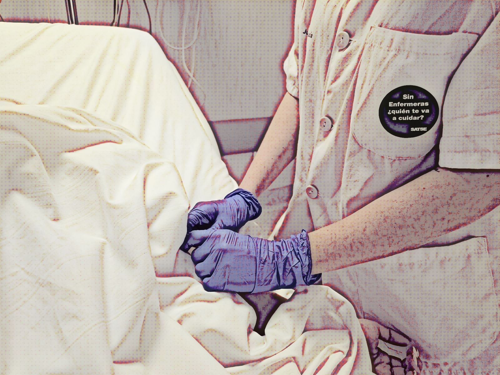 Enfermeras durante cuidados a un paciente.