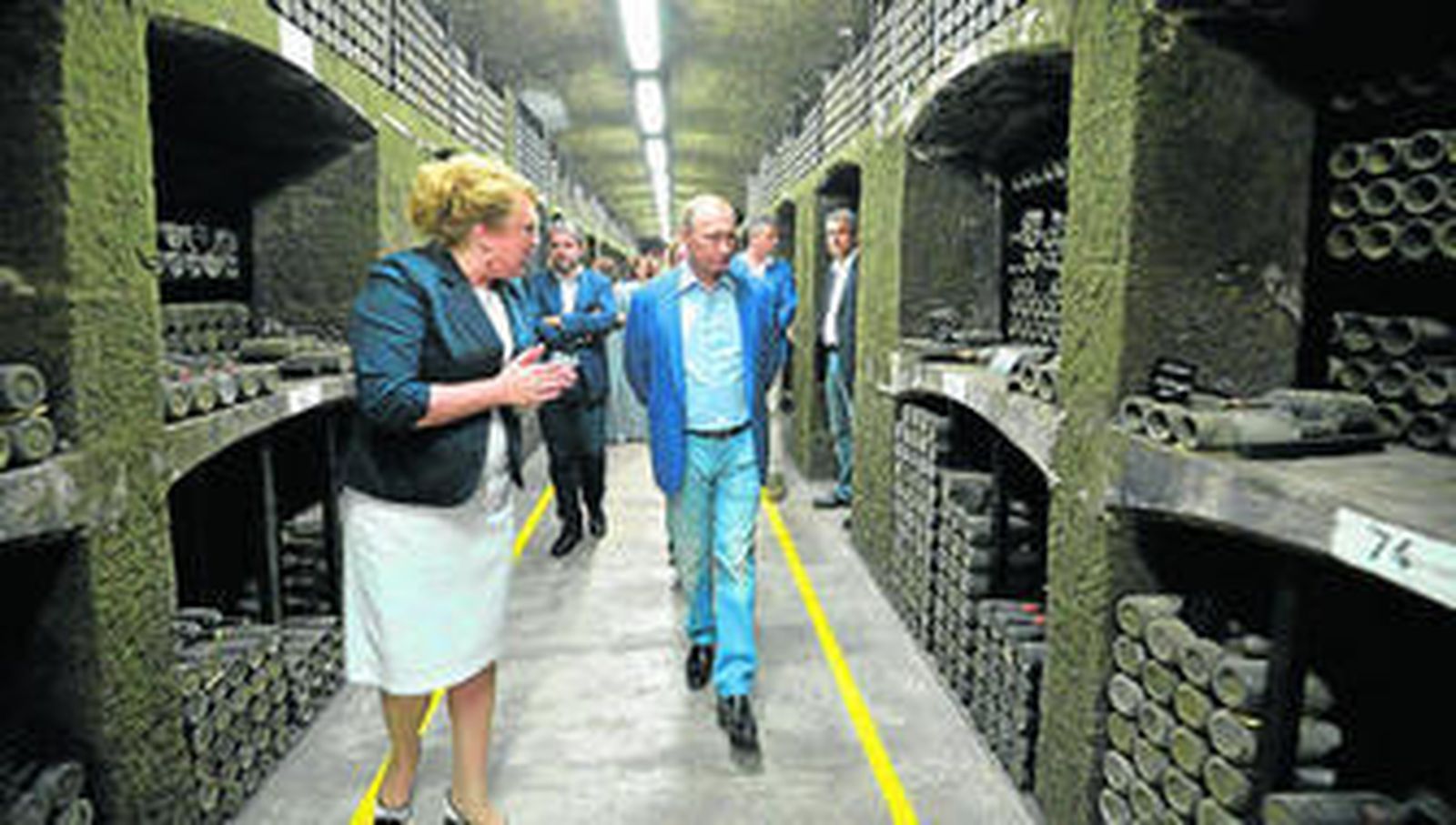 Putin atiende las explicaciones de la directora de la bodega de Massandra, en Yalta (Crimea) durante el recorrido que hizo con Berlusconi, fuera de la foto.