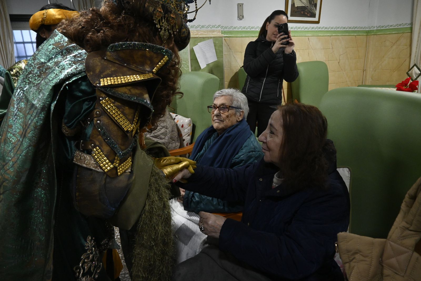 Visita de los Reyes Magos a los ancianos de los asilos de Huelva, en imágenes