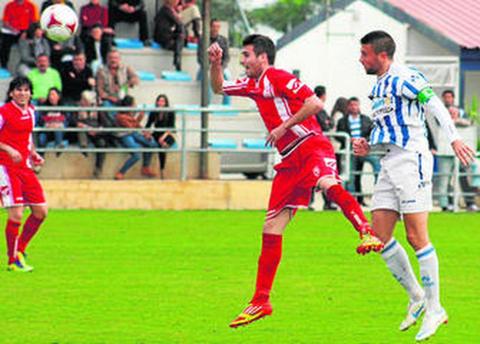 Rubén Díaz -derecha- vio la quinta amarilla el domingo y no podrá ser alineado en el Recre B ante el Pozoblanco.