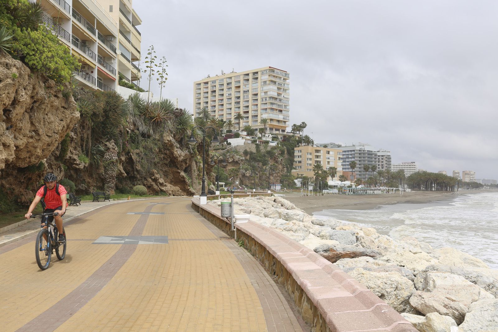 Playas cerradas en Torremolinos, la imagen del coronavirus en Málaga