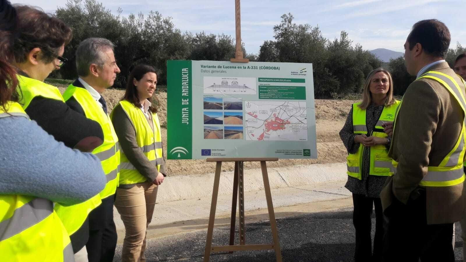 La consejera de Fomento, Marifrán Carazo, en su visita a las obras de la variante de Lucena.