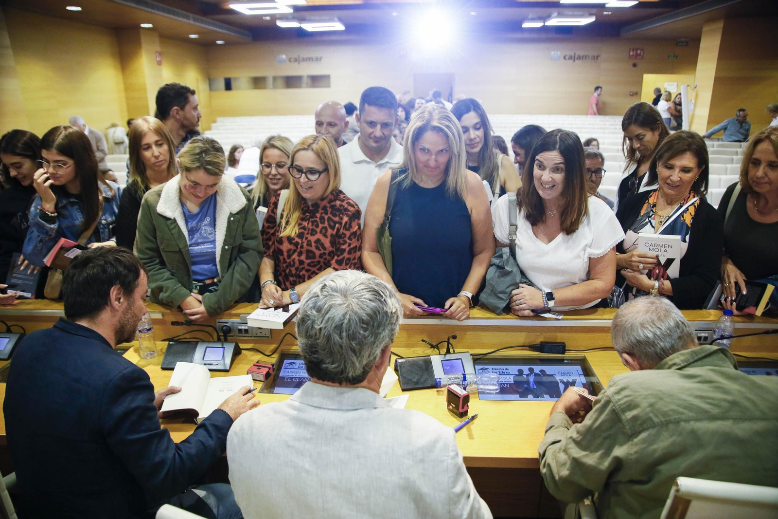 Carmen Mola presenta su libro "El clan" en la Casa de las mariposas de Almería, en imágenes