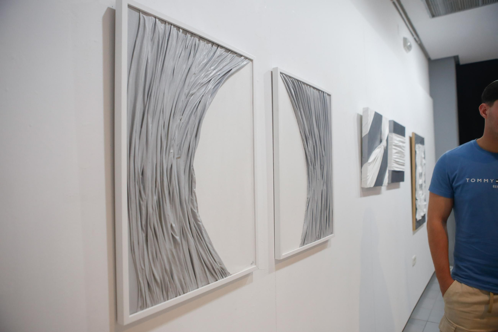 Las fotos de la exposición El mundo de Ara de Feli Muñoz en la sala Cajasur de Algeciras