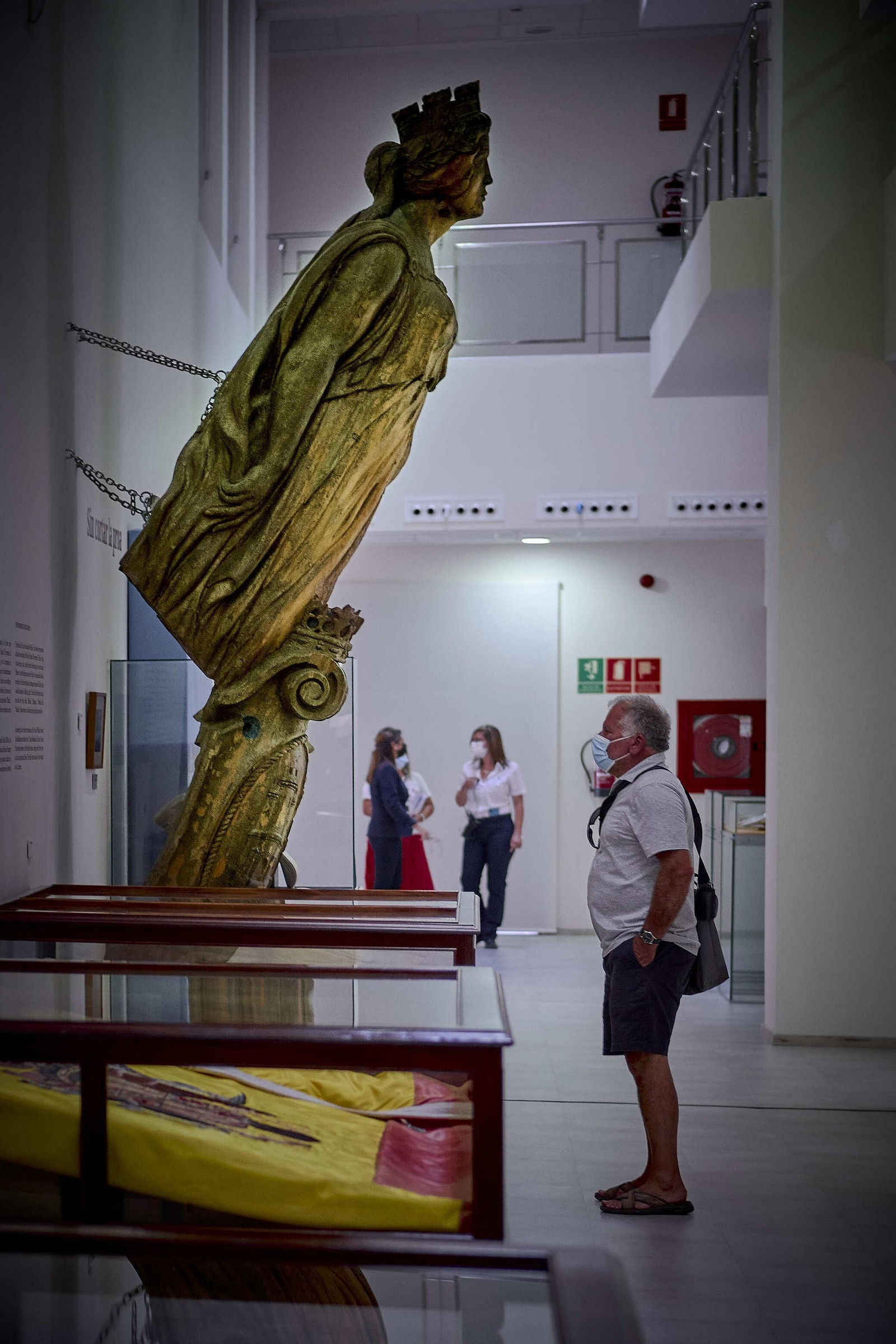 Antiguo mascarón de proa del 'Elcano', en el Museo Naval de San Fernando.