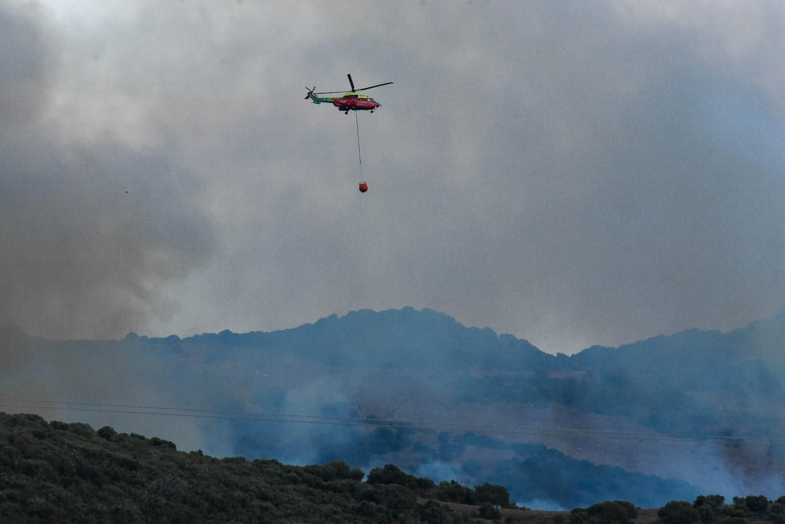 Las fotos del incendio entre las Pantallas y la Marchenilla, en Algeciras