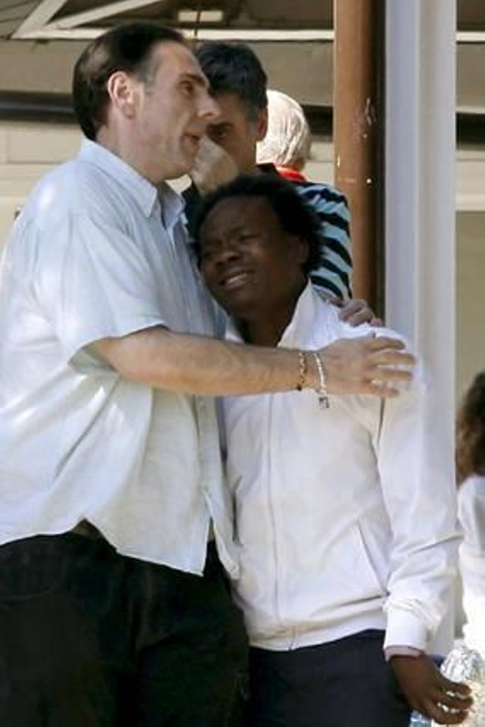Amigos y familiaers de las víctimas lloran el trágico suceso.

Foto: Xavier Bertral (EFE)