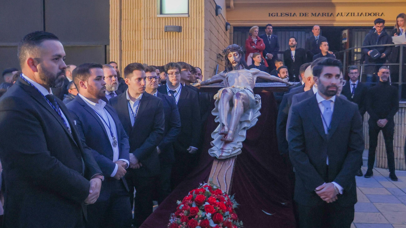 Las mejores imágenes del Vía Crucis de la Hermandad de los Salesianos 2025