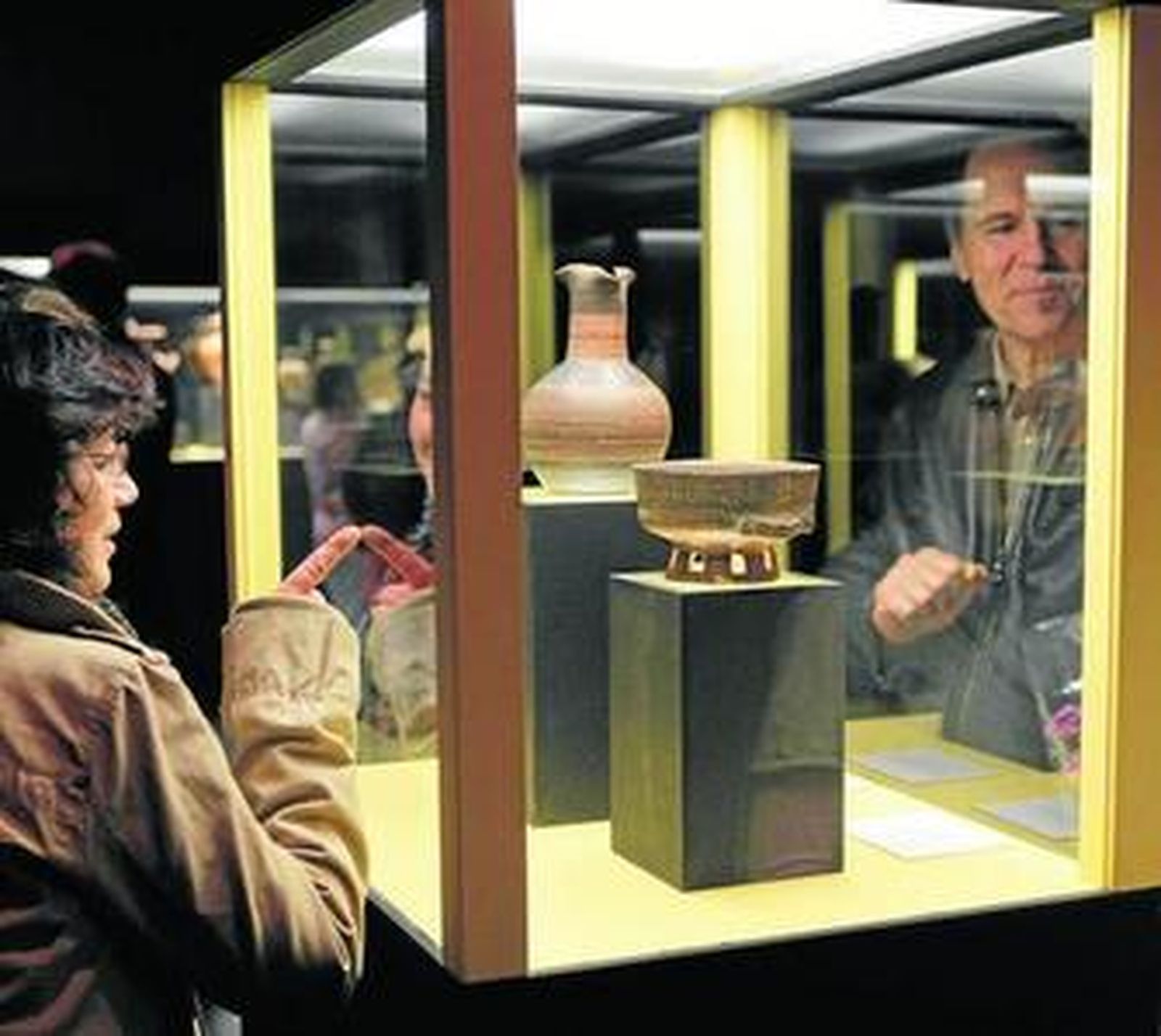 Visitantes comentan dos de las piezas expuestas en 'El jardín de las Hespérides'.