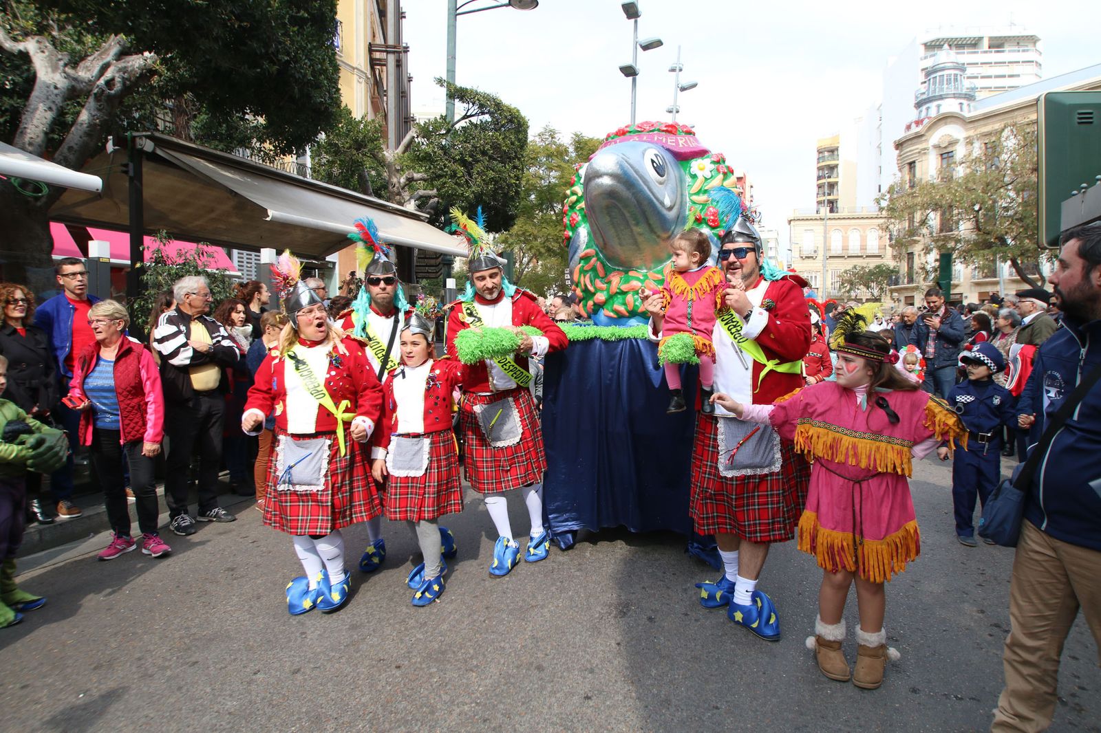 Cientos de personas dan su adiós al Carnaval con el Entierro de la Sardina