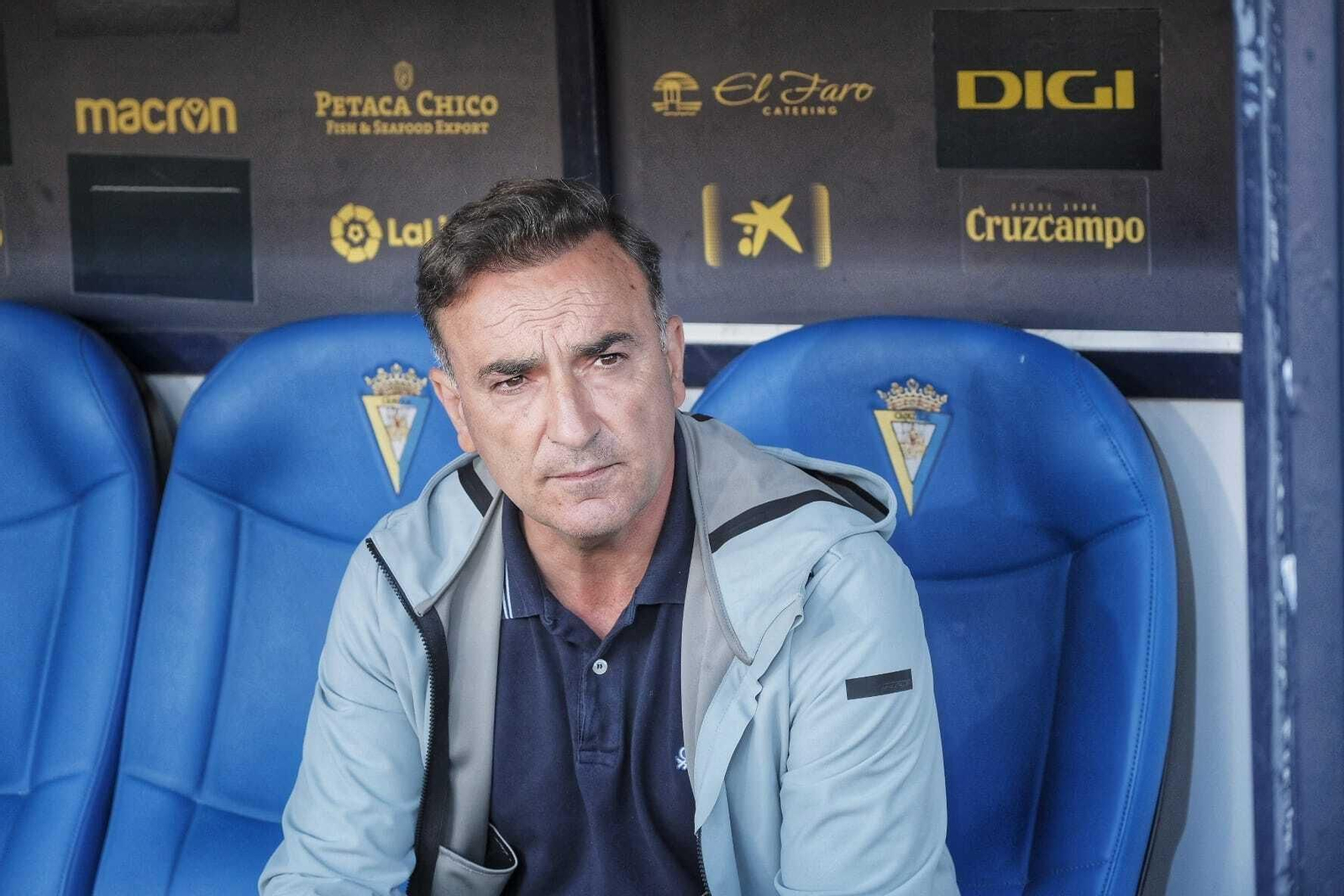 Carlos Carvalhal, en el banquillo visitante del Nuevo Mirandilla.