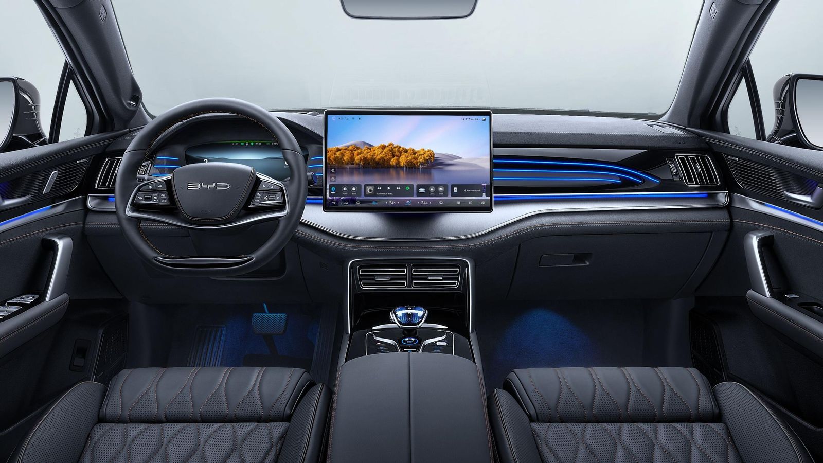 Si bien se mantienen las forma básicas del salpicadero, se modifican elementos como el volante, la iluminación ambiental, etc.