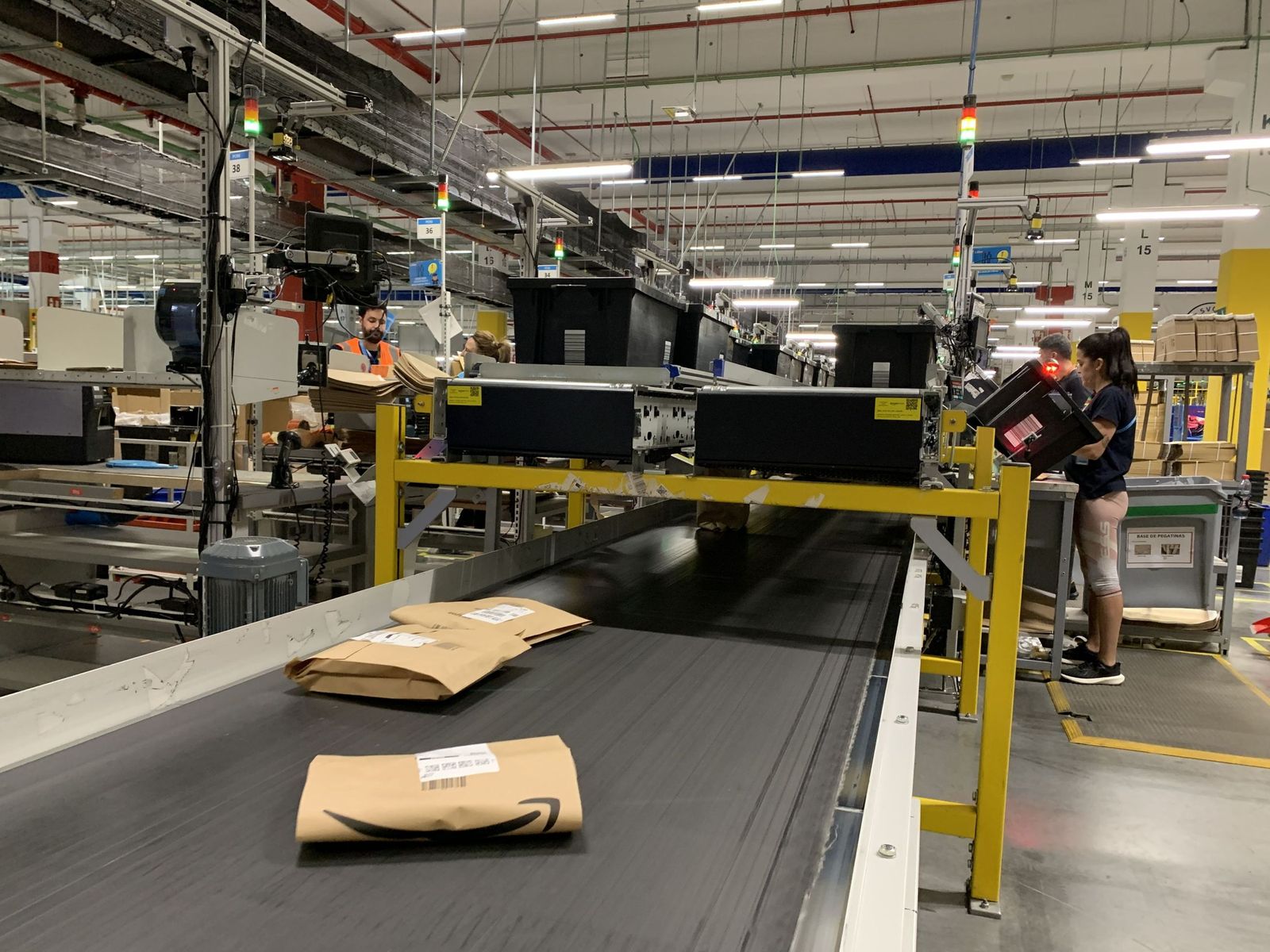 El centro logístico de Amazon en el polígono La Isla  de Dos Hermanas.