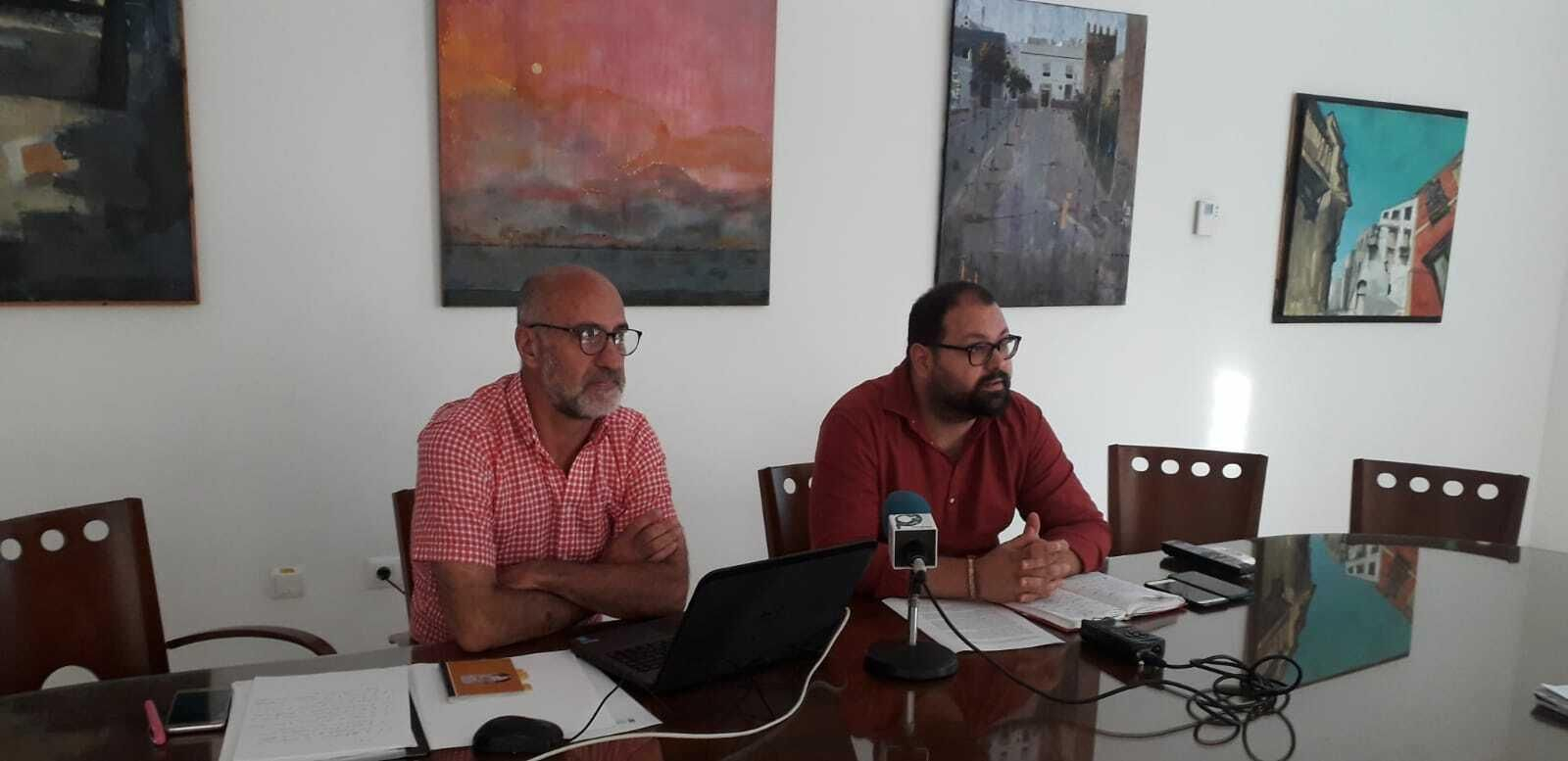 De izquierda a derecha, José Luis Martín y Javier Bello, durante la presentación del callejero.
