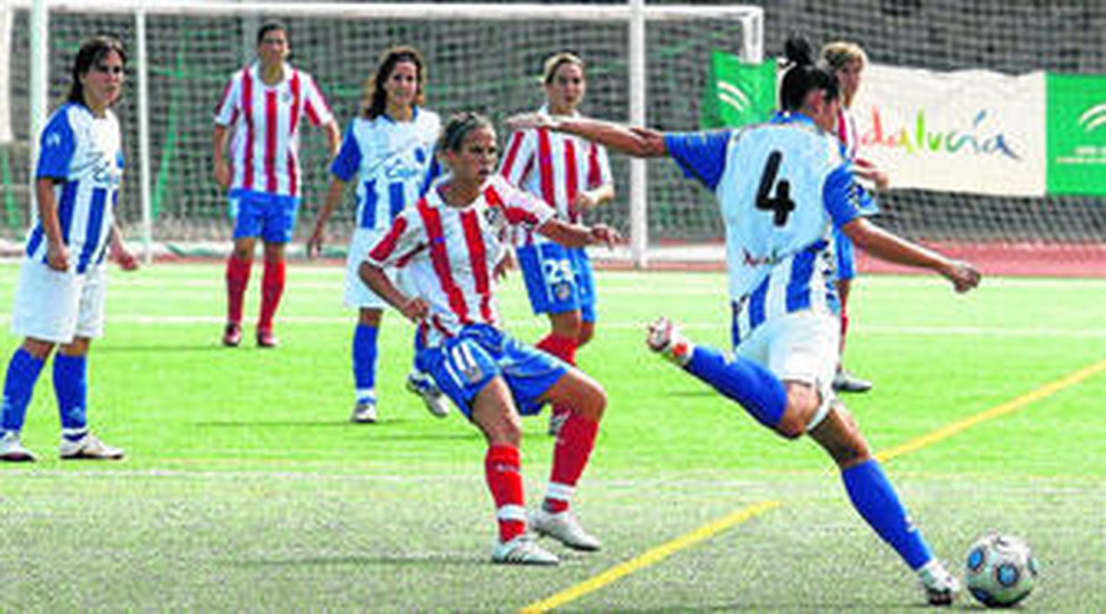 Las jugadoras onubenses hicieron un buen trabajo, pero la falta de entendimiento entre la guardameta y la defensa costó muy caro.