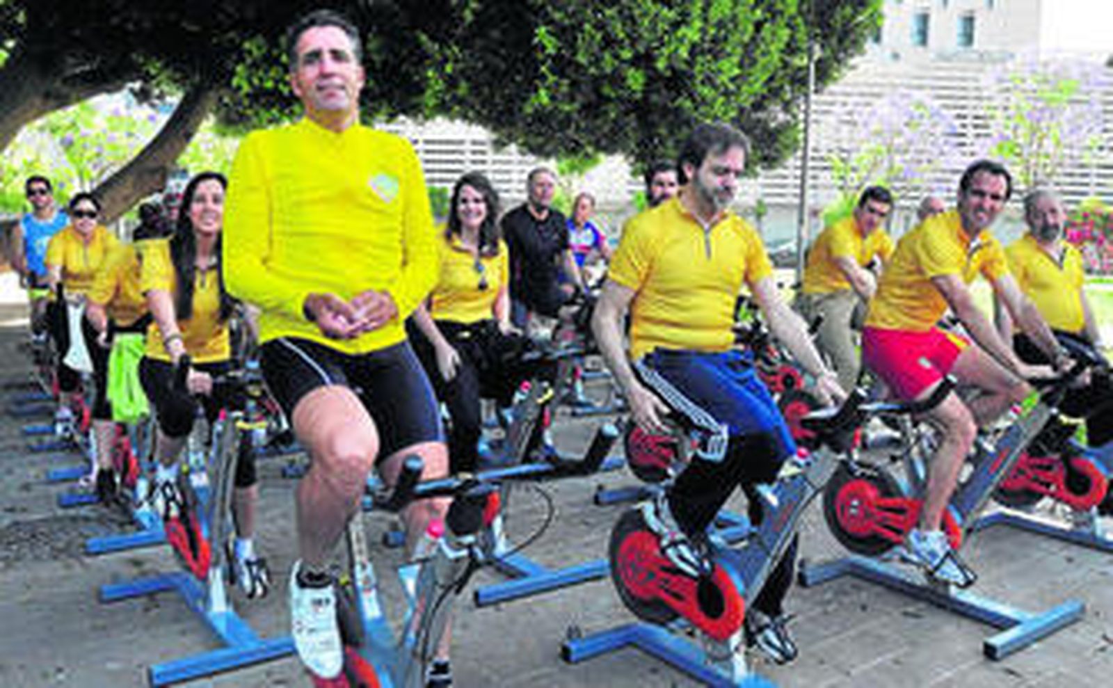 Miguel Indurain se quita el reloj antes de comenzar al sesión de spinning, ayer en el parque de la Pirotecnia.