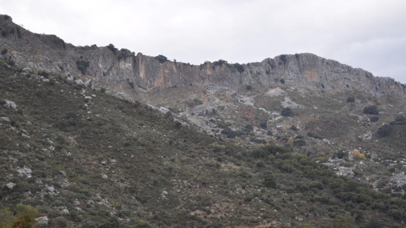 Tajos del peñón de Benaladid, al oeste de Benalauría.