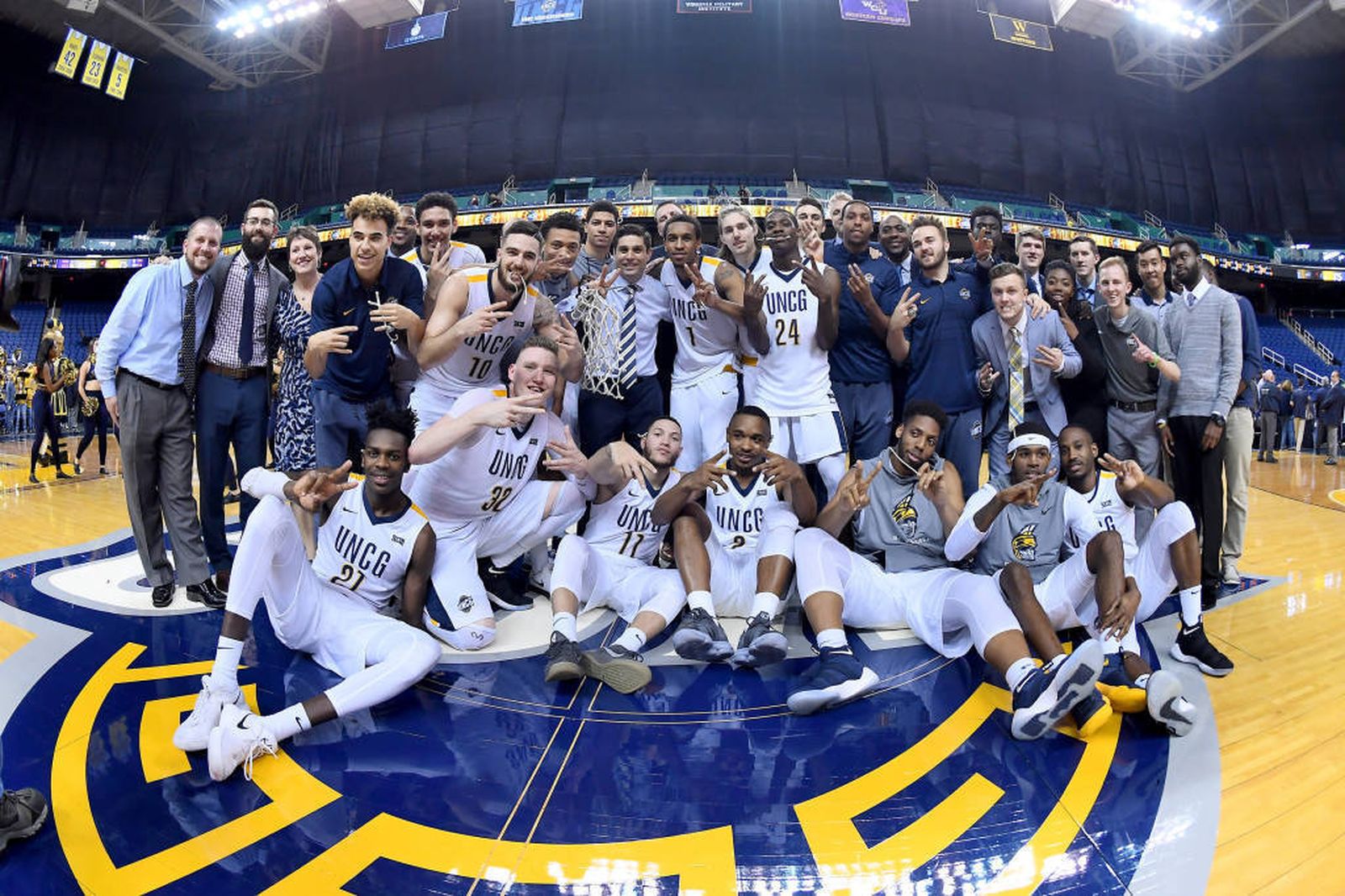 Francis Alonso celebra con Greensboro el título de conferencia en la NCAA.