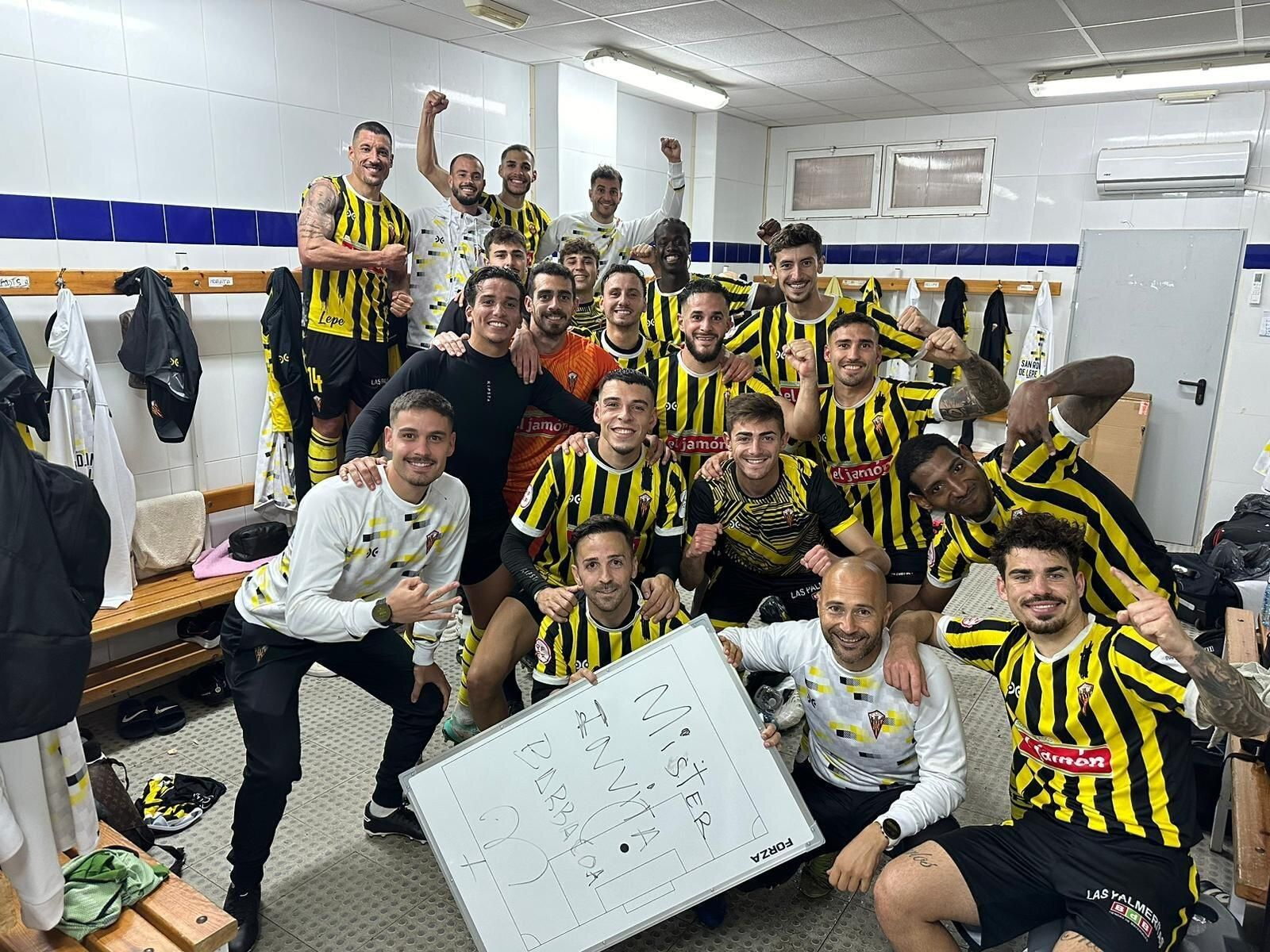 Los jugadores del San Roque celebran la victoria tras el partido.